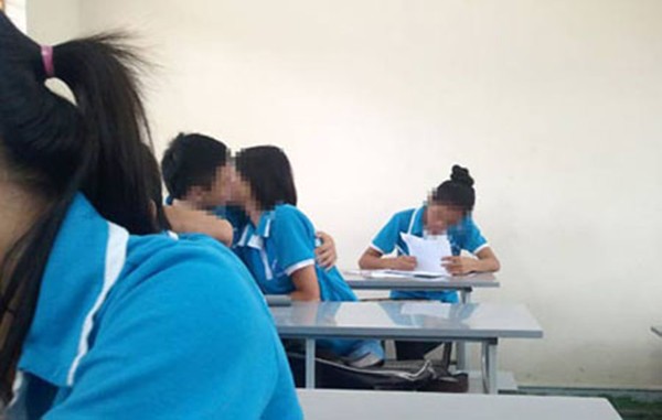 Cặp đôi thản nhiên thể hiện tình cảm nồng thắm giữa quán cà phê khiến nhiều người ngại ngùng